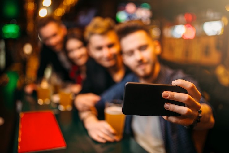 Pengguna slotbom mengakses halaman pengaturan akun melalui aplikasi mobile